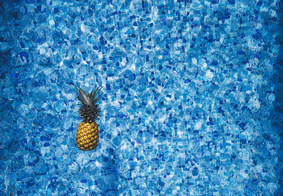Ananas v bazénu
