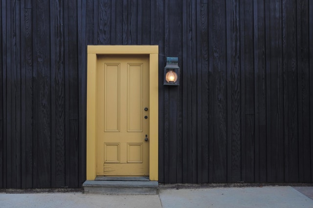 žluté domovní dveře